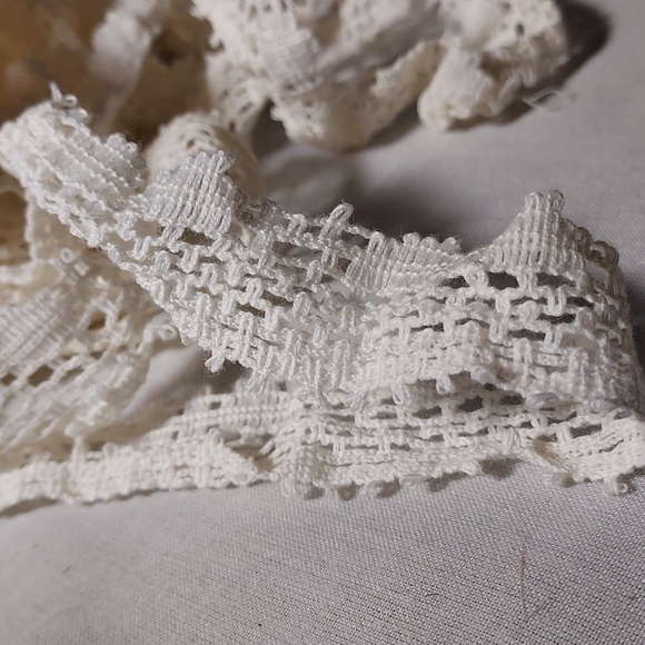 White Cotton Lace 1" Wide - Picture 2 of 4